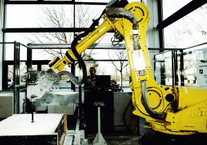 Billedet viser fuldautomatisk robot til udforming af forme til betonst�bning