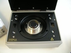 De 2 ovenst�ende fotos viser Agilent 16008B Resistivity Cell til m�ling p� flade pr�veemner: Min. �50 mm, Max. 120 mm x 130 mm