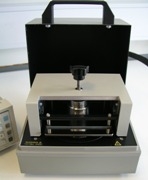 De 2 ovenst�ende fotos viser Agilent 16008B Resistivity Cell til m�ling p� flade pr�veemner: Min. �50 mm, Max. 120 mm x 130 mm
