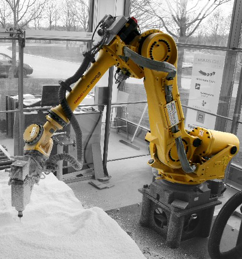 The robot cell at the High Tech Concrete Laboratory is a 6-axis Fanuc robot equipped with the latest software for robot programming/control enabling very complex 6-axis movement (milling). The robot was supplied by Gibotech A/S.