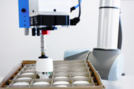Robot med kamera der pakker termostater