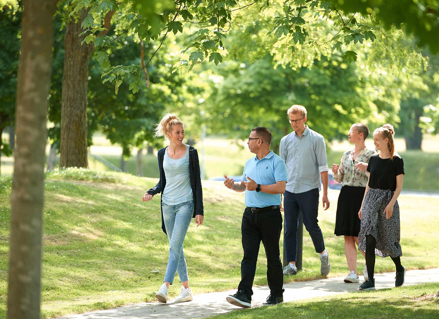 Foto af medarbejdere der g�r p� sti og diskuterer