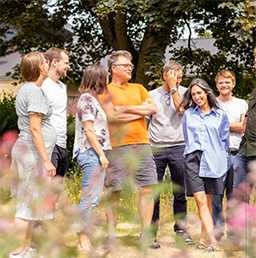 Billede af gruppe st�ende i gr�n have