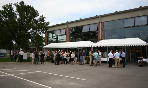 Gster uden for det hjteknologiske betonvrksted.
Visitors outside the High Tech Concrete Laboratory.
