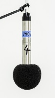 Billedet viser en mikrofon, som bruges til at måle varmepumpers lydniveau i Varmepumpelaboratoriet.
