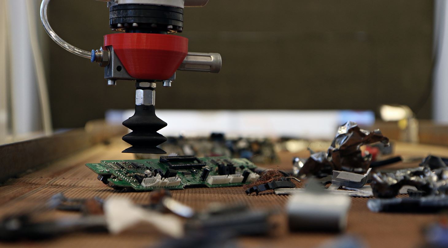 Robotgriber ved et samlebånd med elektronikaffald