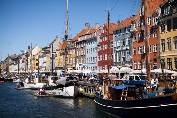 Billedet viser huse og bde i Nyhavn