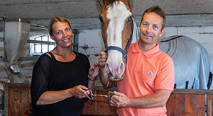 2 personer, en hest og et bid