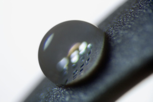 En dråbe med høj kontaktvinkel på et nanocoatet substrat