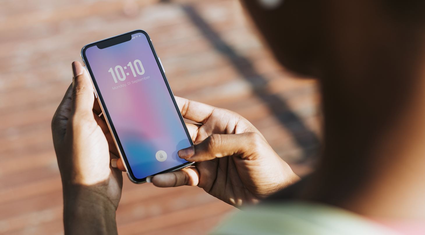billede af en telefon som bliver holdt i en hånd