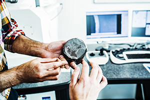 Close-up af oversk�ret metalemne med korrosion