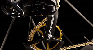 Close-up af guldbelagt tandhjul på cykels gearskifter