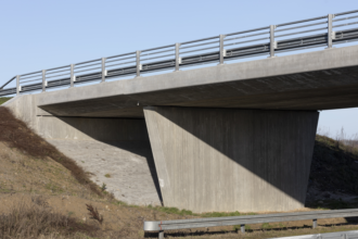 Den ene ende af en motorvejsbro støbt i beton.