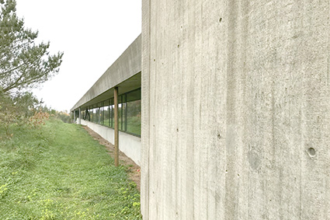 En betonbygning set udefra