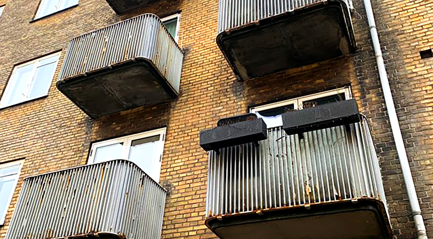 The picture shows a building with concrete balconies