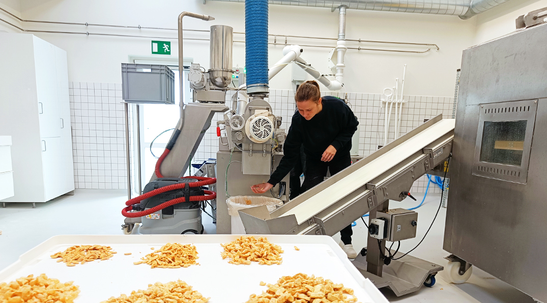Billede af en produktion, hvor de tester plantebaserede snacks p� f�devareekstruderen i Sdr. Stenderup