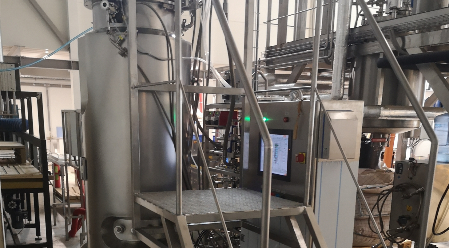 “At fermentere” stammer fra latin og betyder “at bringe til gære”. Det beskriver i alt sin enkelthed faktisk, hvad fermentering går ud på: Når du fermenterer din mad, konserverer du den ved at sætte gang i en gæringsproces, hvor de