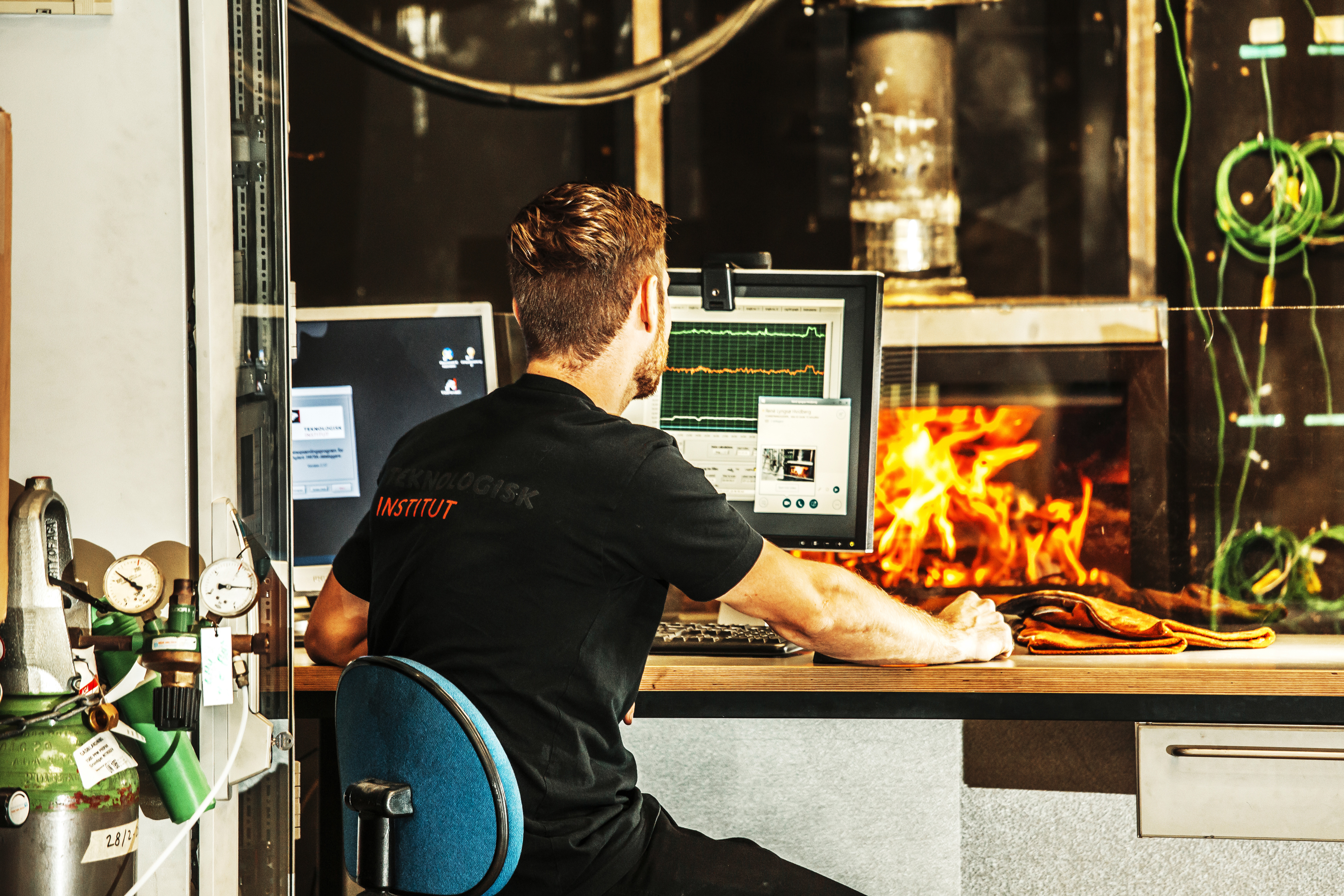 br�ndeovne b3 mand ved computer