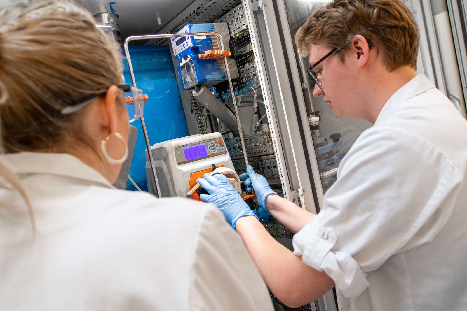 Folk i laboratorie