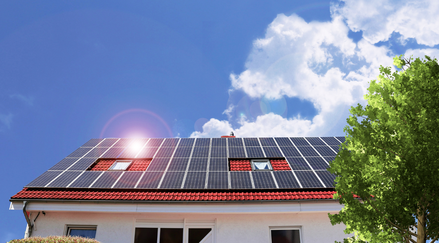 Hus med solceller hvor der er genskin p� solcellepanellet