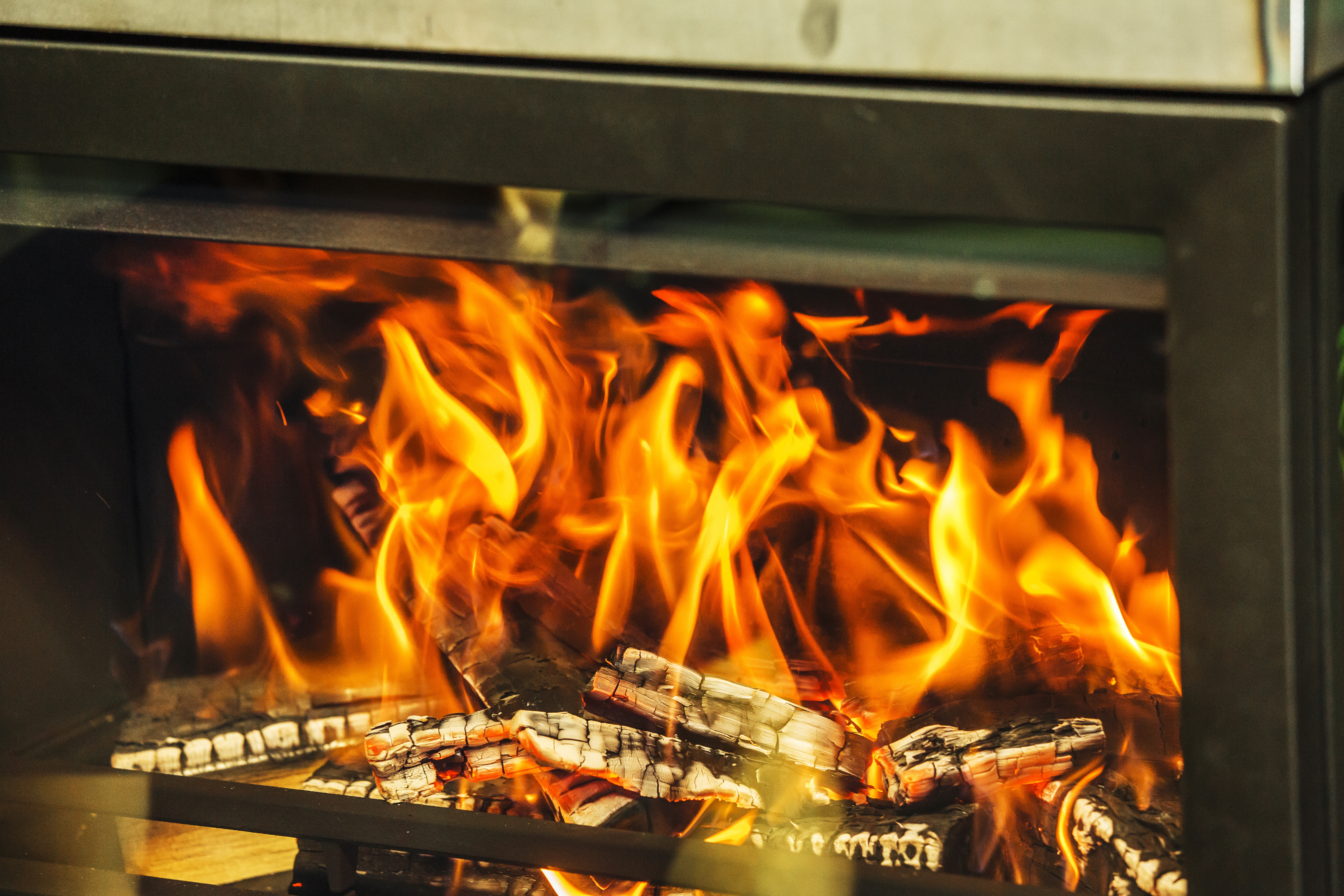 Br�ndeovn med flammer