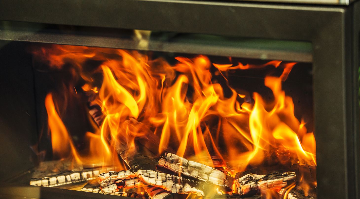 Br�ndeovn med flammer