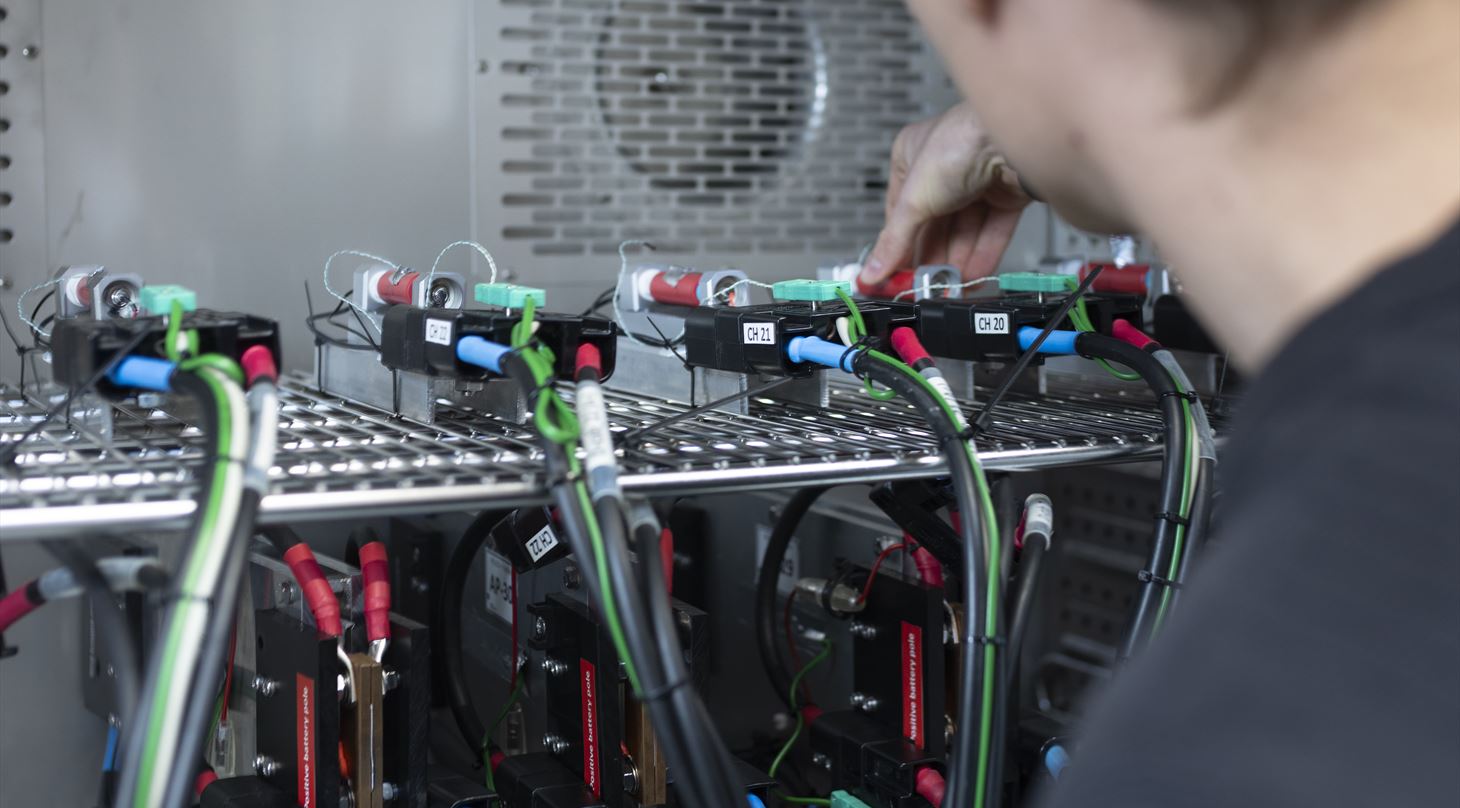The Danish Technological Institute helps companies identify, document and assess the power quality of their electrical installations — and find solutions that support stable, compliant operation.