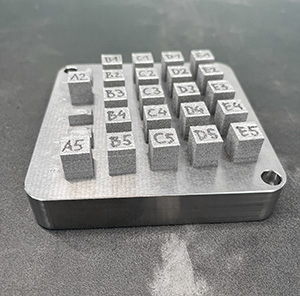 Platform med 3D-printede testemner i metal