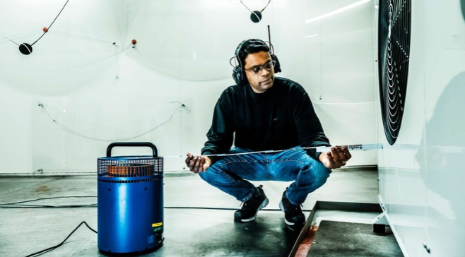 The picture shows a test engineer preparing a test in the Heat Pump Test Laboratory at Danish Technological Institute